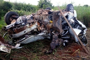 Fiat Siena ficou totalmente destrudo com impacto; motorista sofreu escoriaes