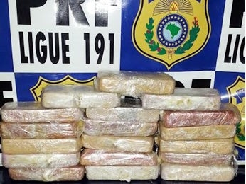 Policiais encontraram 20 kg de droga no carro do suspeito.