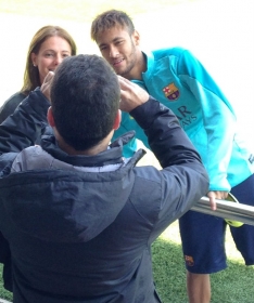 Neymar tira foto com a guia turstica Tamy Campagnola 