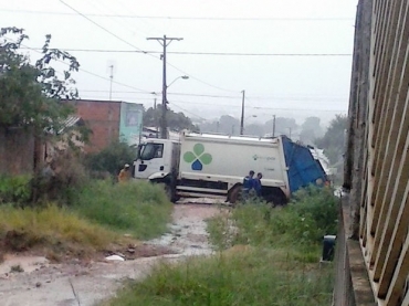 Caminho ficou atolado por cerca de uma hora em rua esburacada