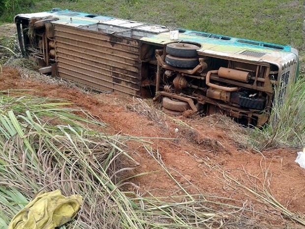 nibus com 40 pessoas tombou na MT-246 na madrugada desta segunda-feira.