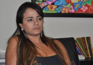 Priscila Lopes fez strip durante um show sertanejo