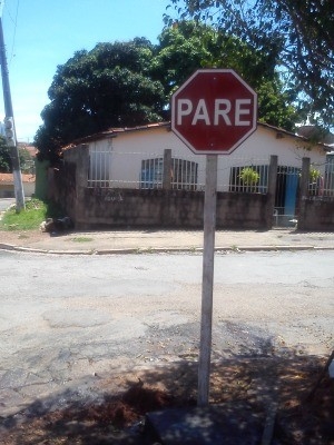 Placa foi instalada em cruzamento com a Rua Ciraco Cndia