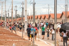 Moradores receberam as casas sem energia e sem gua nas torneiras, alguns j se mudaram