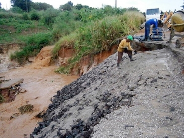 Obras esto sendo feitas para reconstruo de trechos afetados pelas chuvas.