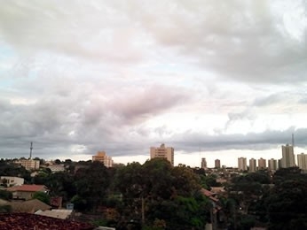 Cuiab amanheceu com cu nublado nesta quinta-feira.