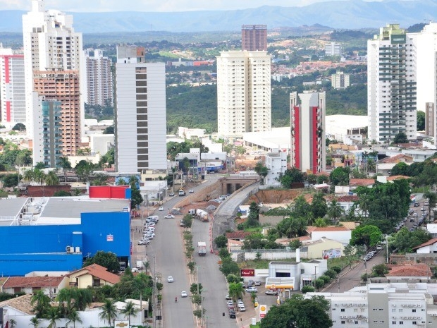 Trincheira do Bairro Santa Rosa, na Avenida Miguel Sutil, em Cuiab.