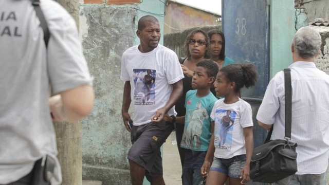 Familiares de Cludia na reconstituio do crime