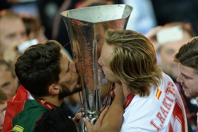 Rakitic e Daniel Carrio beijam a taa da Liga Europa: momento mais ntimo na comemorao