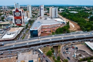 Construo da parte inferior do Viaduto da UFMT muda trnsito na Av. Fernando Corra