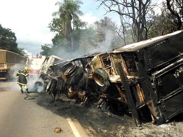 Caminho sofreu pane eltrica e pegou fogo nesta quinta