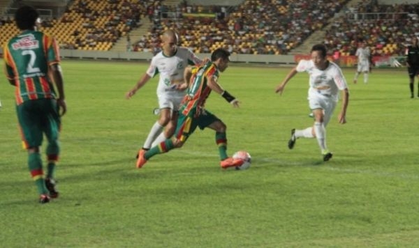 Luverdense e Sampaio Correa se enfrentaram duas vezes em 2013: empate em 1 a 1 em So Luis e em 2 a 2 em Lucas do Rio Verde