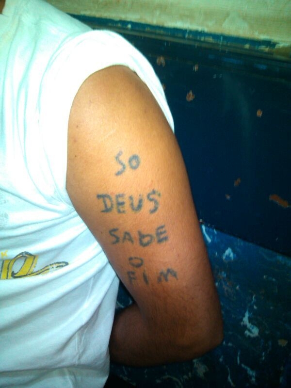 A tatuagem do suspeito de efetuar disparos na Barra