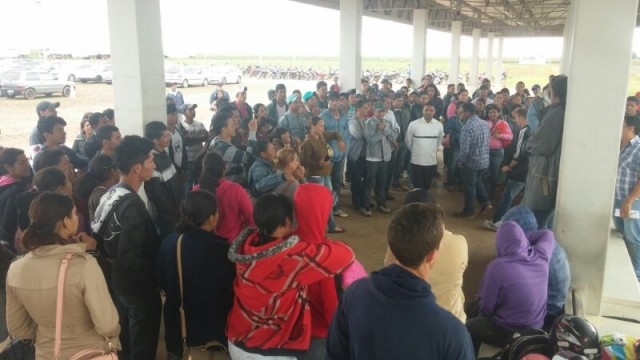 Manifestantes na frente da JBS, em Diamantino (209 km de Cuiab) reivindicam melhorias salariais