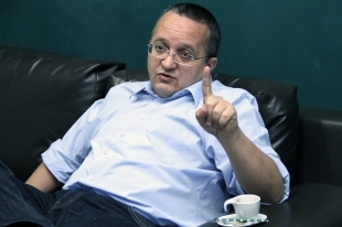 O senador Pedro Taques, acusado de agir politicamente junto ao Ministrio Pblico