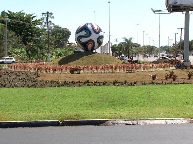 Bola com cerca de 2 metros foi colocada em uma das entradas de Cuiab