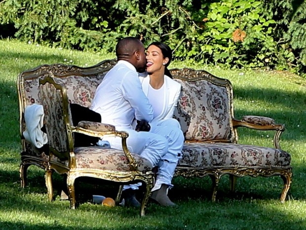 Kim Kardashian e Kanye West se beijam