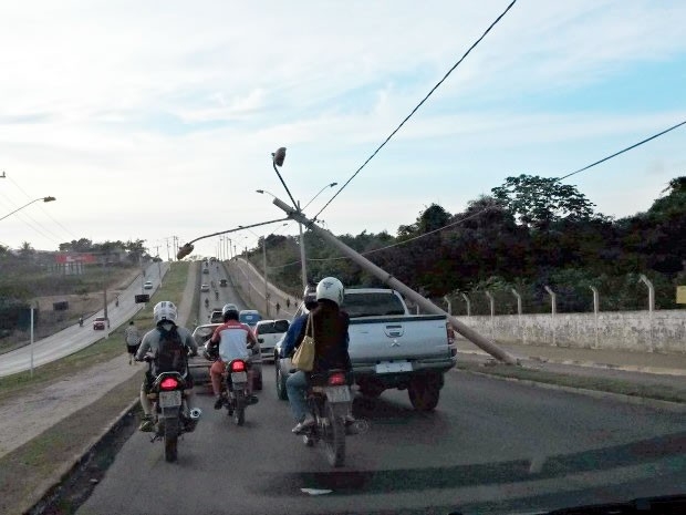 Poste ficou dependurado pelos cabos de energia em avenida