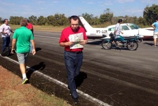 O deputado federal Carlos Bezerra, minutos aps o pouso: susto