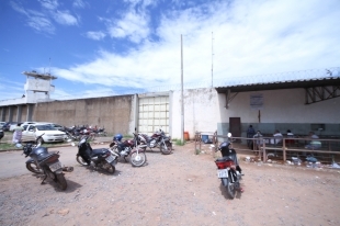 Menina tentou entrar na PCE com droga escondida na vagina ADILSON ROSA DA REDAO  Uma adolescente de 14 anos foi detida usando documento falso e um beb de quatro meses para disfarar, quando tentava entrar na Penitenciria Central do Estado com um