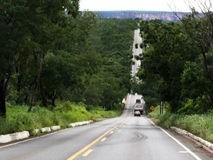 A rodovia Emanuel Pinheiro, entre Cuiab e Chapada dos Guimares.