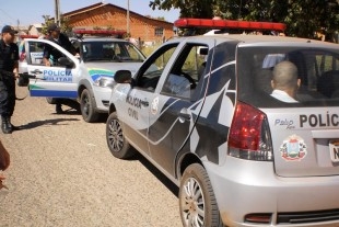 Os policiais evitaram que o acusado de estupro fosse linchado por populares