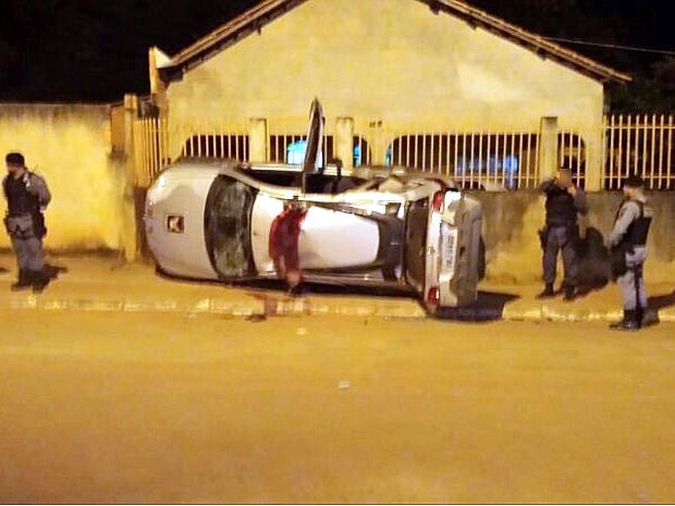 Veculo da Rotam capotou aps ser atingido por carro da PM.