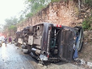 nibus saiu da pista e tombou na BR-070 na semana passada