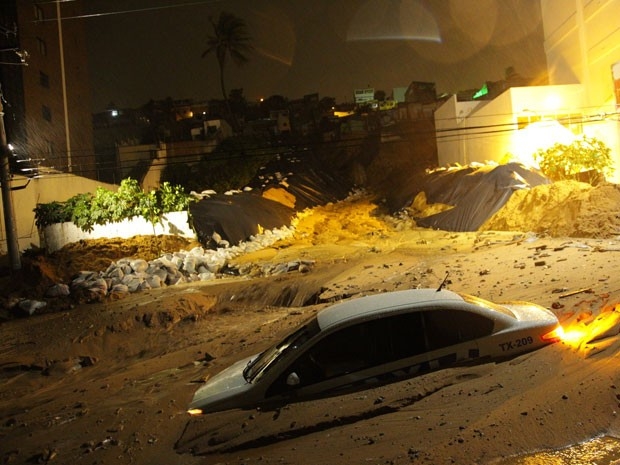 Foto feita na madrugada desta segunda-feira (23) mostra que txi foi um dos carros que ficaram parcialmente soterrados aps novo deslizamento em Me Luza