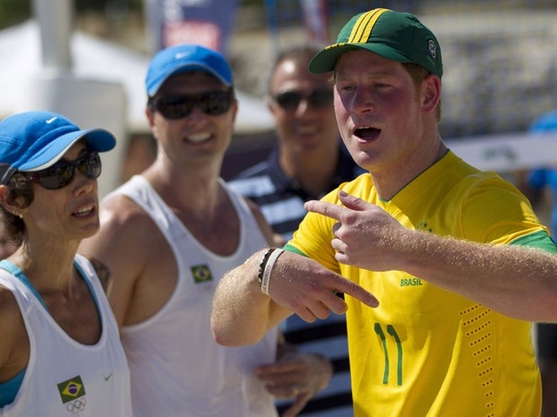 Com a camisa da seleo brasileira, o prncipe Harry jogou vlei de praia durante sua primeira visita ao Brasil, em 2012