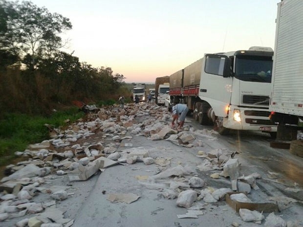 ​Acidente entre trs veculos espalhou carga de carne congelada na BR-163.