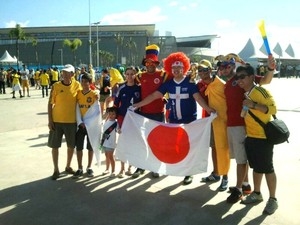 Torcedores de Japo e Colmbia posam para foto na Arena Pantanal.