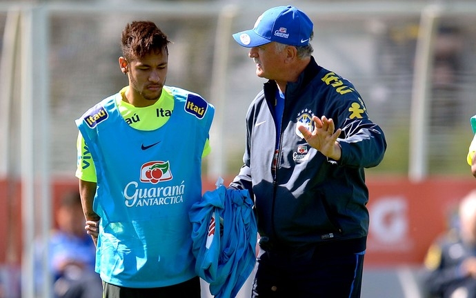 Felipo com Neymar no treino da Seleo: relacionamento prximo com o grupo