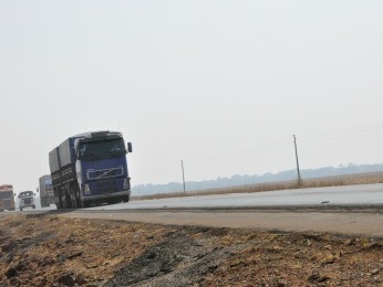 Trecho da BR-163, no mdio-norte de MT, sem acostamen- to 