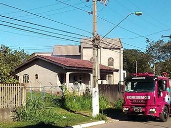 Incndio destruiu quarto de casa no Bairro Novo Mato Grosso, em Cuiab.