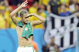 Neymar e a sua nova cueca depois da vitria do Brasil sobre Camares, em Braslia